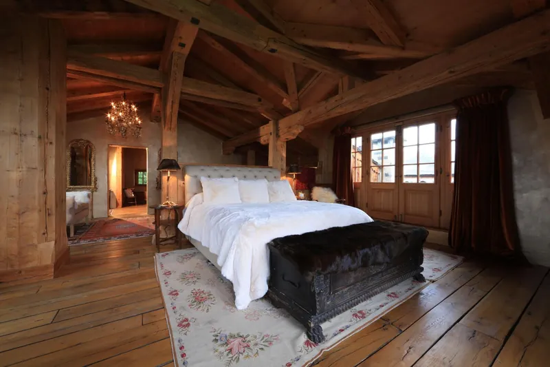 A bedroom with exposed beams at Chalet Kalem