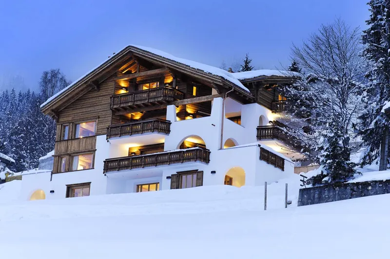 Chalet Kolin in the snow under a blue sky